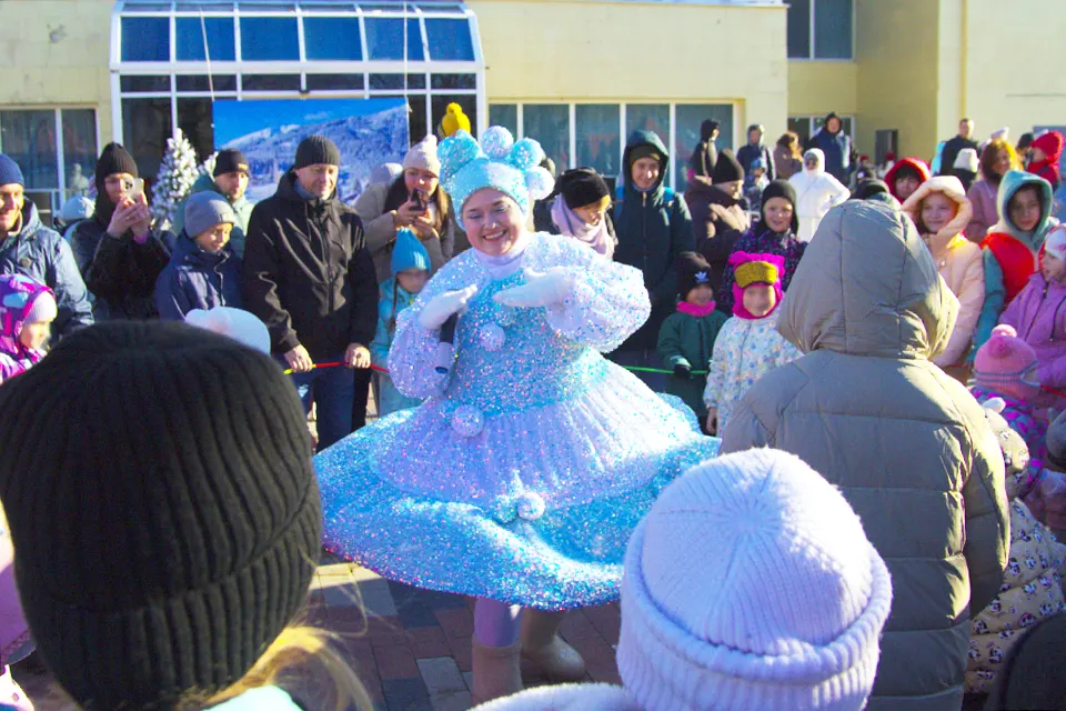 горожане празднуют День рождения Деда Мороза