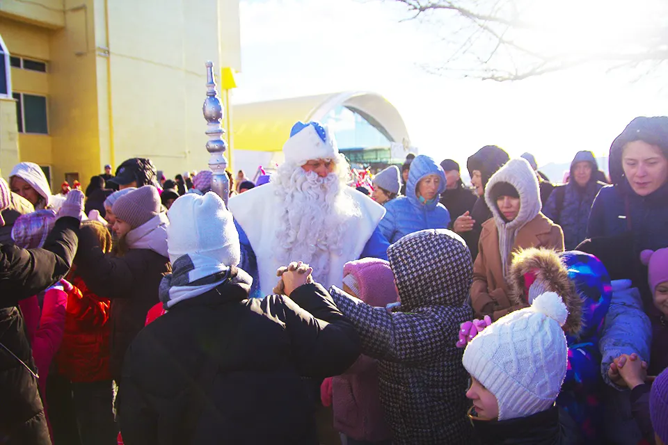 жители празднуют День рождения Деда Мороза
