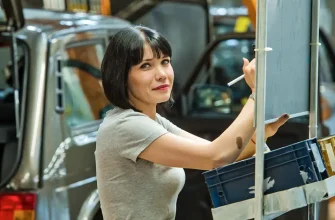 девушка работает на автовазе