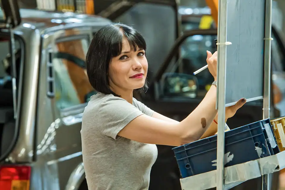 девушка работает на автовазе