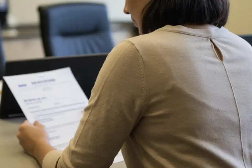 женщина читает кредитный договор