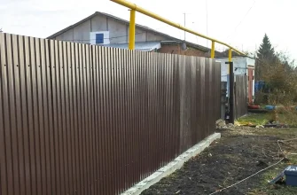 забор возле частного дома