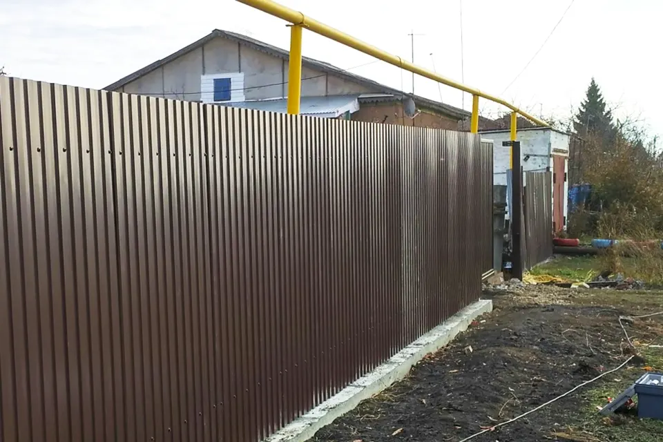 забор возле частного дома