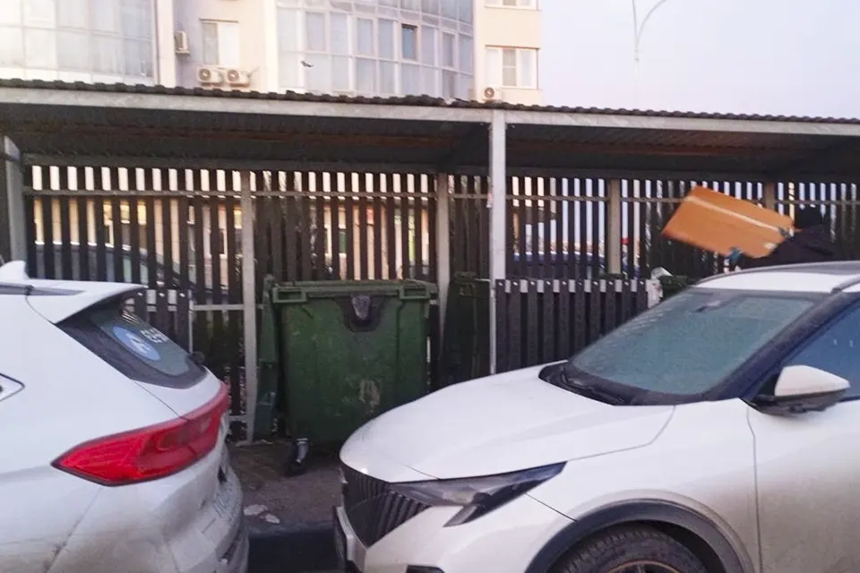 машина перекрыла подъезд к мусорному контейнеру