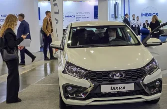 девушка около автомобиля лада искра