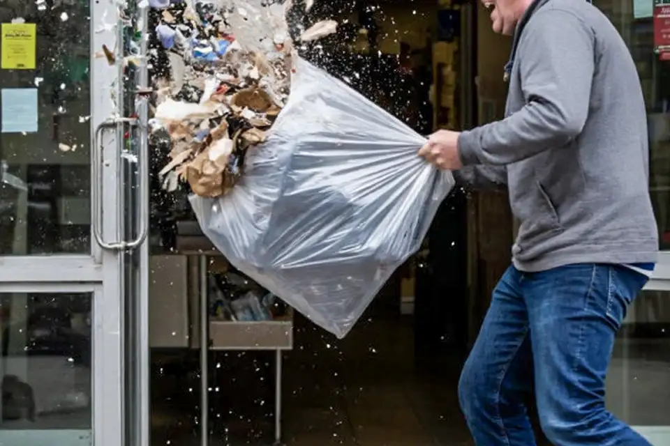 мужчина вставил петарду в пакет с мусором