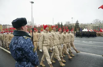 юнармейцы на параде памяти