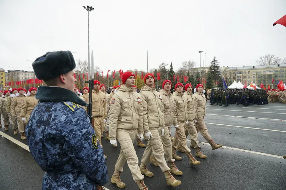 юнармейцы на параде памяти