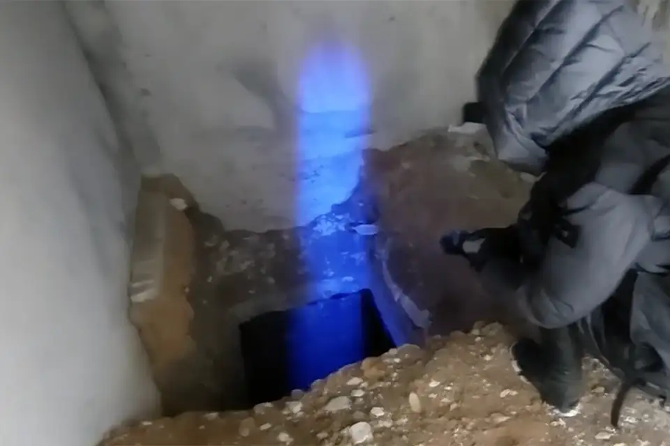 глубокая яма