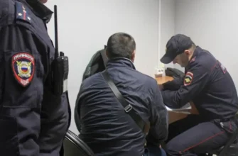 мужчина в отделе полиции