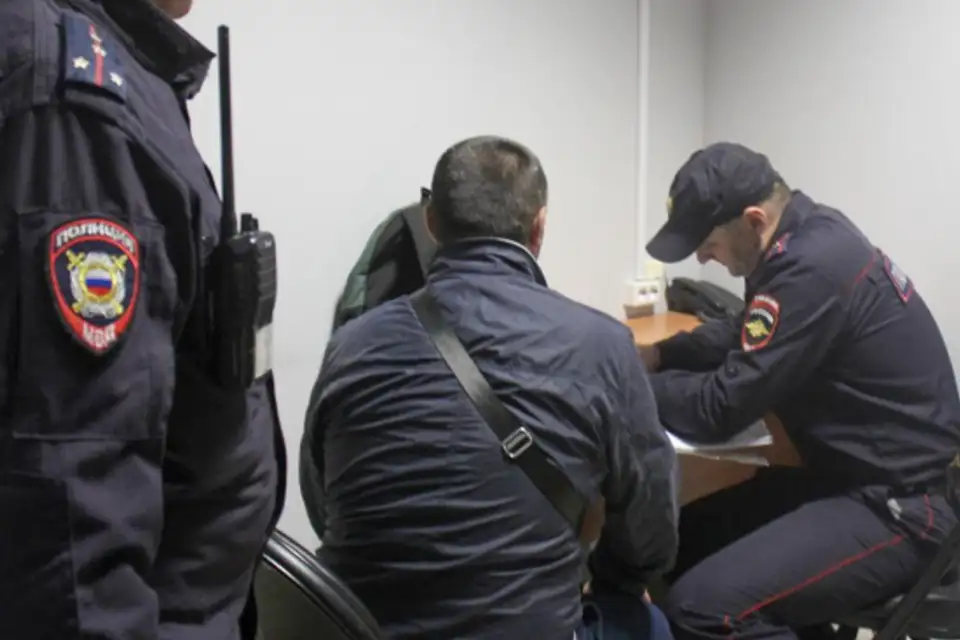 мужчина в отделе полиции