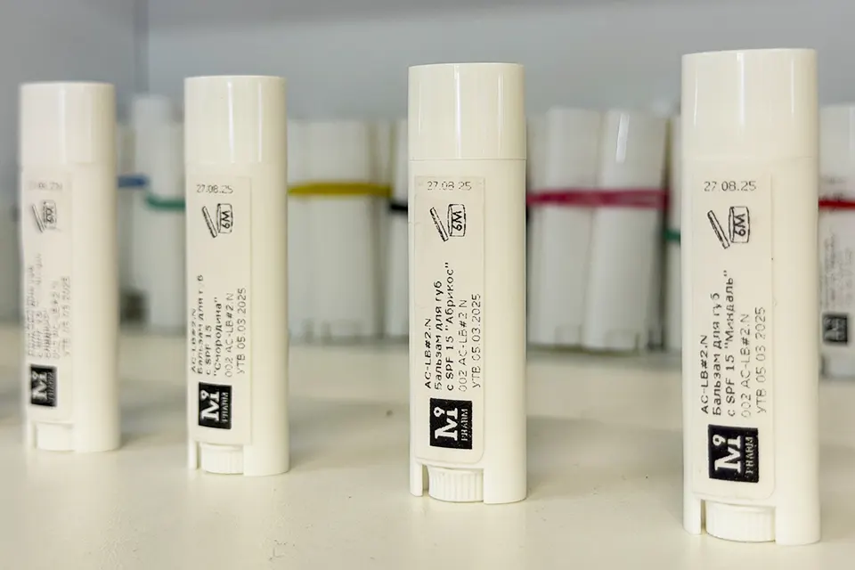 бальзам для губ компании М9 Фарм