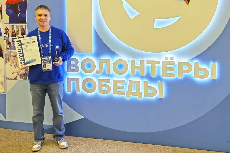 руководитель тольяттинского отделения Всероссийского общественного движения Волонтеры Победы с наградой