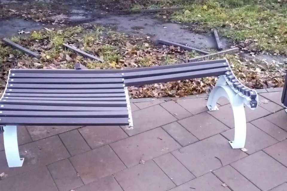 скамейка лавка сломана сломанная скамейка