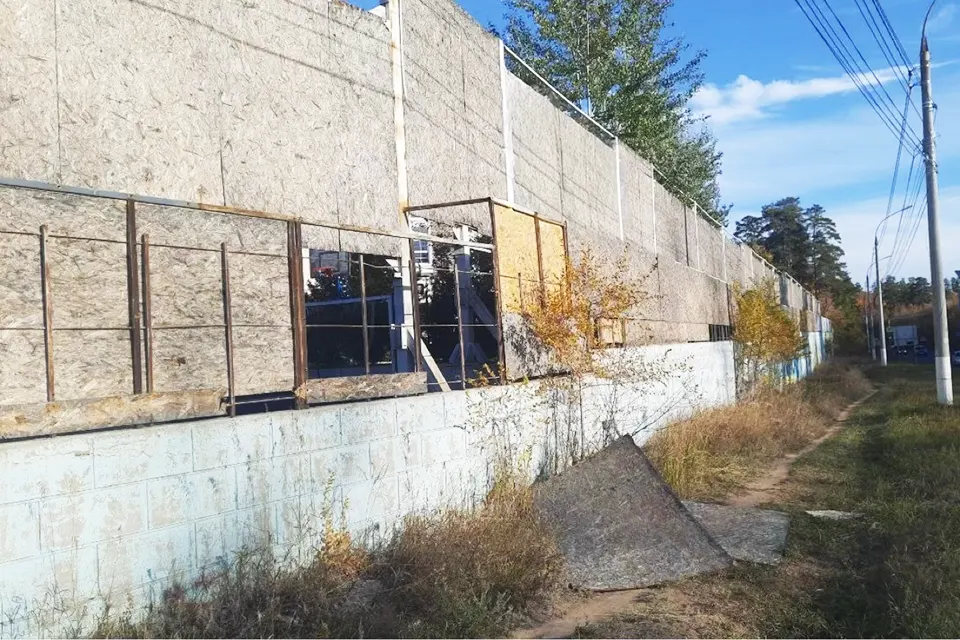 разрушенная подпорная стена