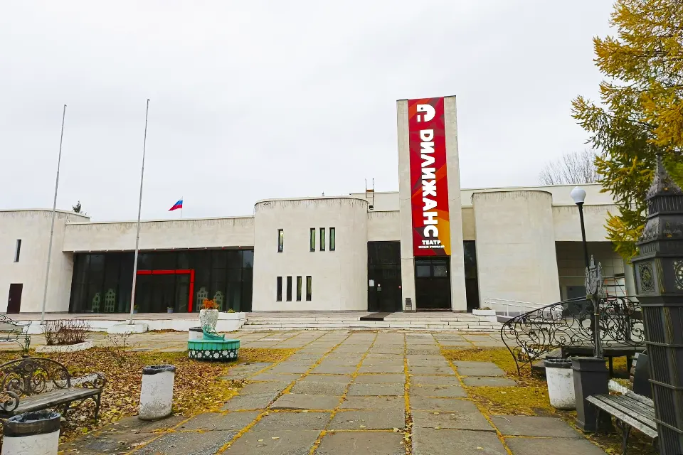 фасад театра Дилижанс