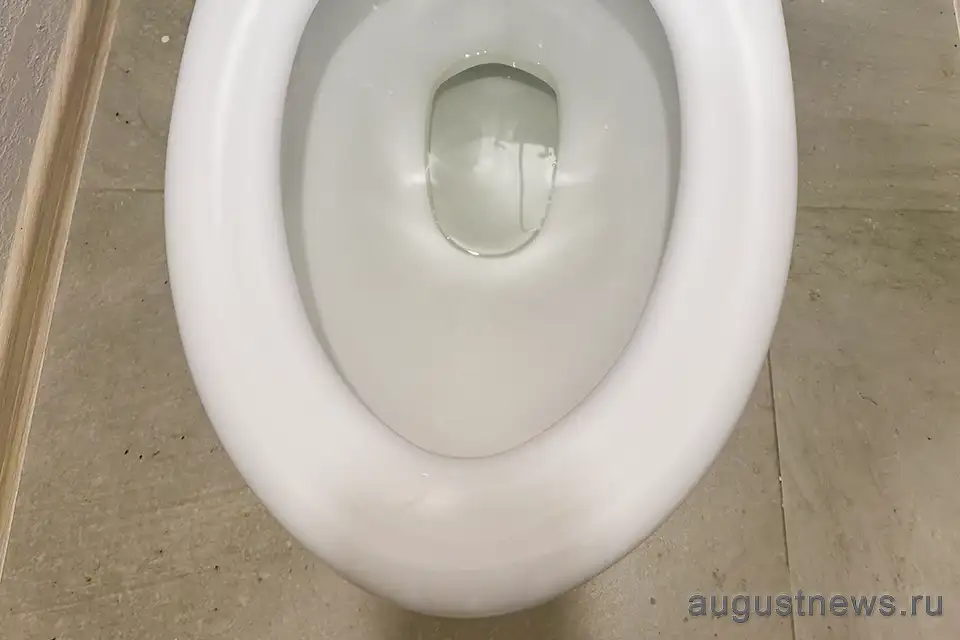 унитаз в туалете