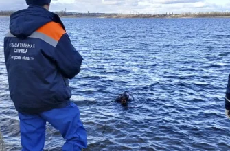 водолазы и спасатели на поисках дайвера