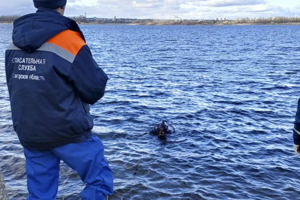 водолазы и спасатели на поисках дайвера