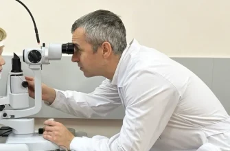 офтальмолог проверяет зрение у мальчика