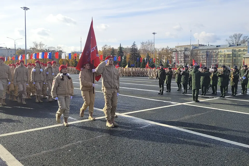 юнармейцы на смотре парадных расчетов
