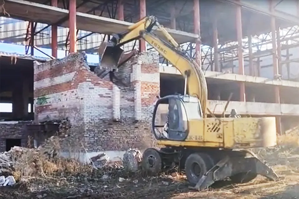 снос заброшенного здания