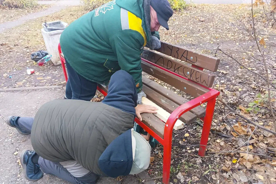 зеленстрой ремонт скамейка лавка восстановление сотрудники Зеленстроя ремонтируют скамейку