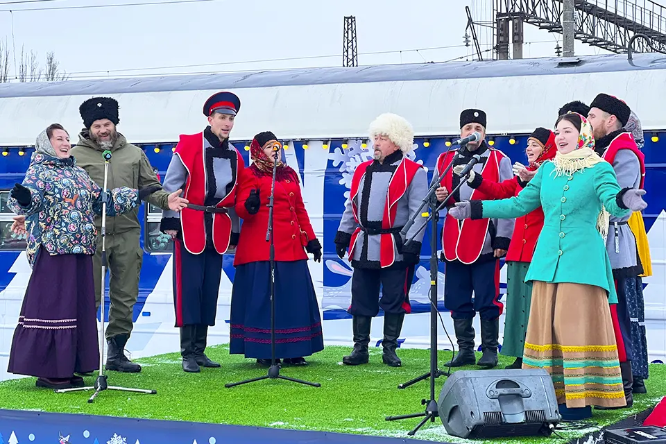 выступает ансамбль казачьей песни Ставр