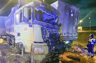 столкнулись три грузовых автомобиля