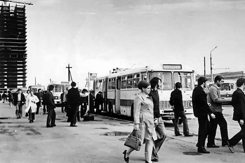 люди садятся на автобуы