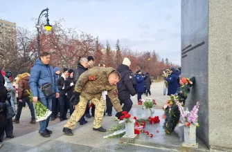 возложение цветов к памятнику