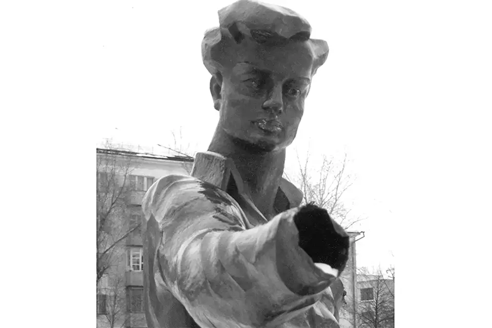 парень без руки скульптура молодость