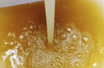 грязная вода течет из-под крана