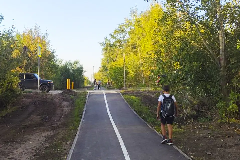 кудашева пешеходная дорожка тротуар мальчик тротуар на улице Кудашева