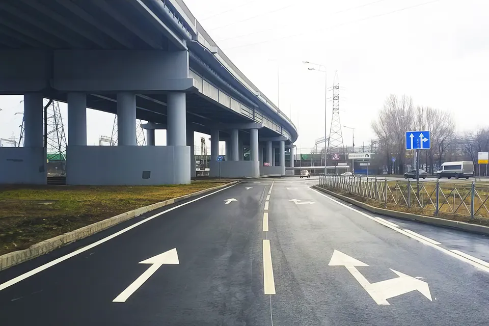 съезд с развязки на улицу Магистральную