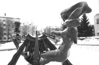 парень и девушка держатся за руки