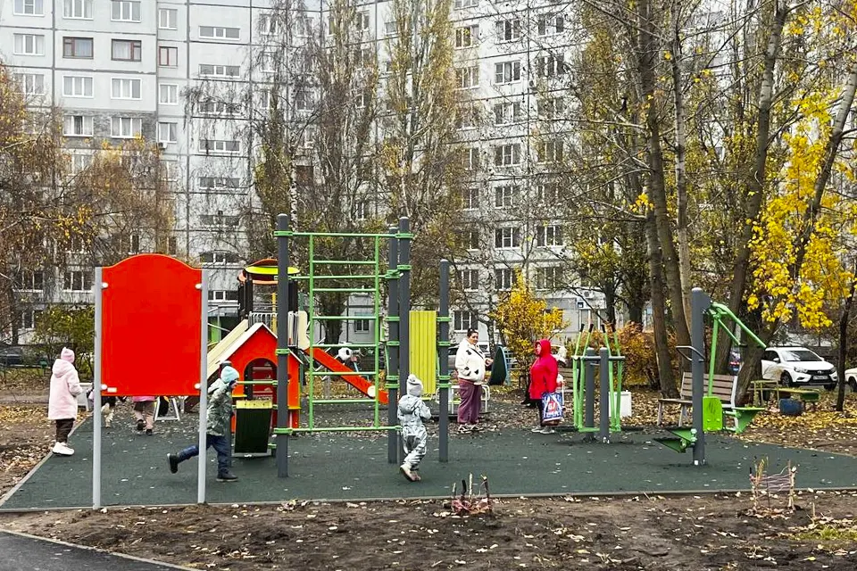 новая детская площадка на улице Баныкина 56