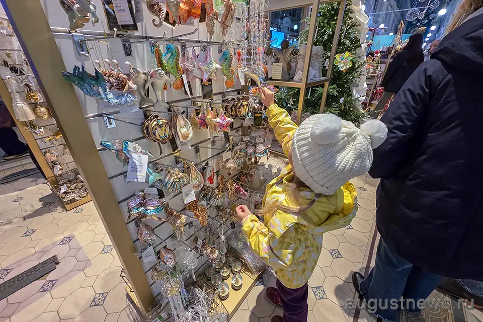 новогодние игрушки в магазине