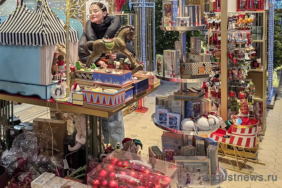 девушка выбирает подарок на новый год