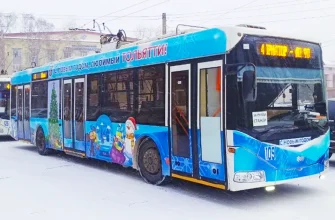 украшенный к Новому году троллейбус