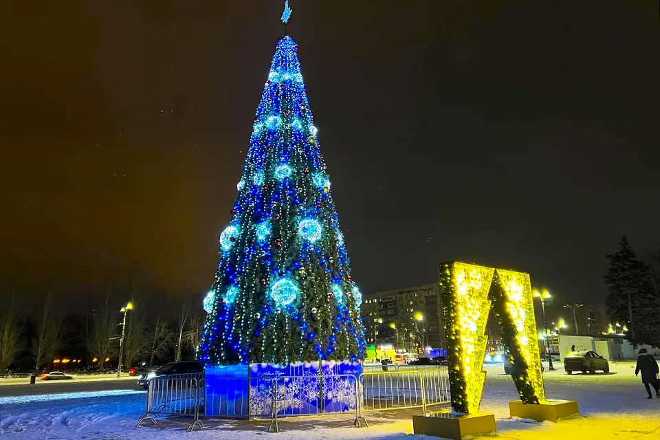 новогодняя ель в сквере 50-летия АВТОВАЗа