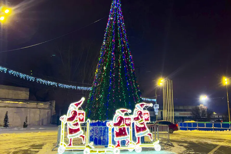 новогодняя инсталляция возле елки