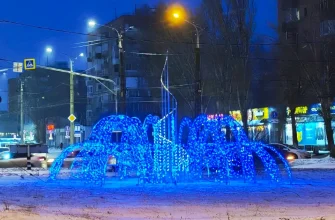 новогоднее украшение на кольцевой развязке улиц Громовой и Ярославской