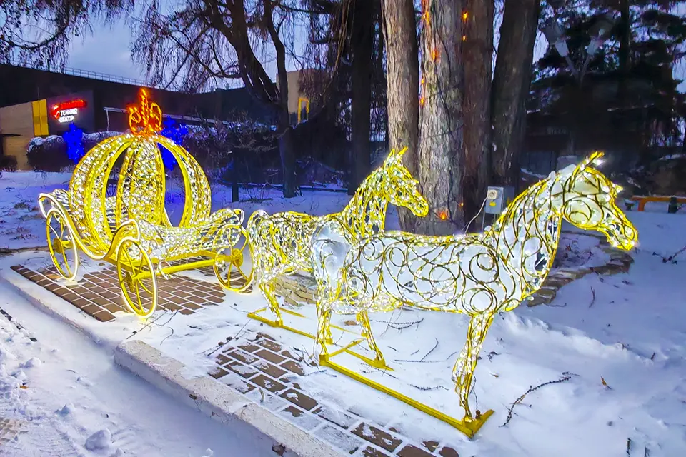 новогоднее украшение у Теннис центра