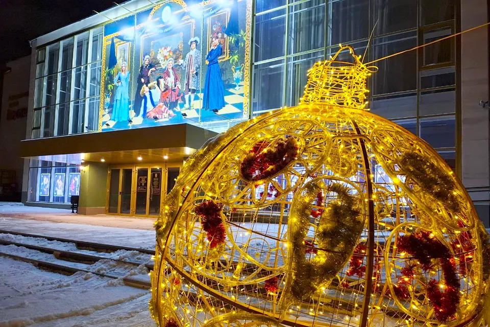 новогоднее украшение у театра Колесо