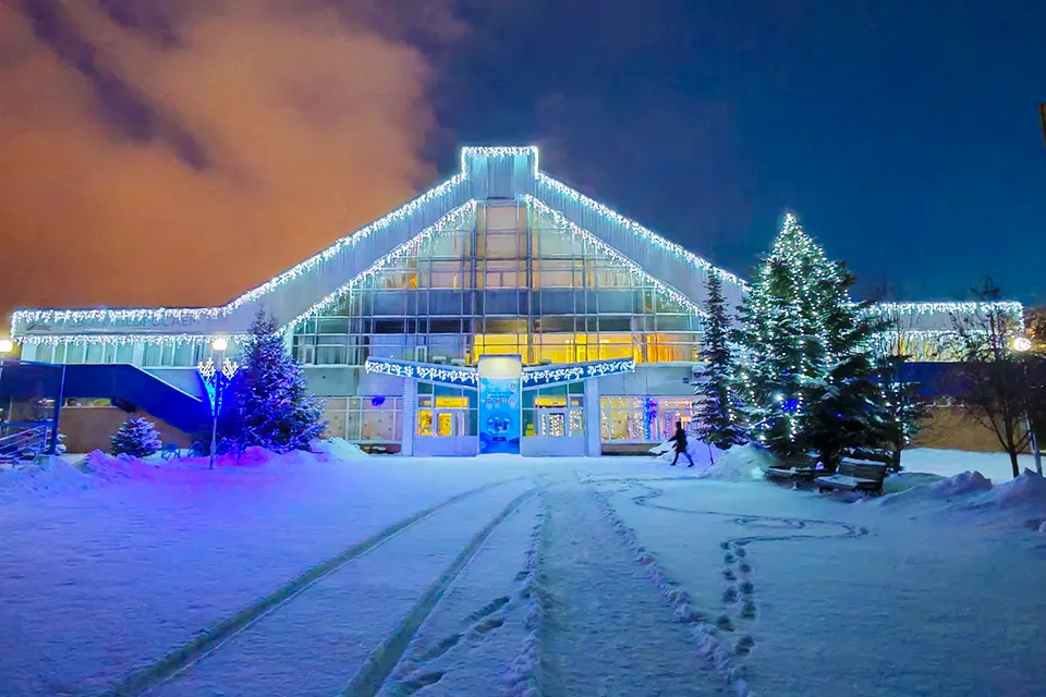 новогоднее украшение спорткомплекса Кристалл