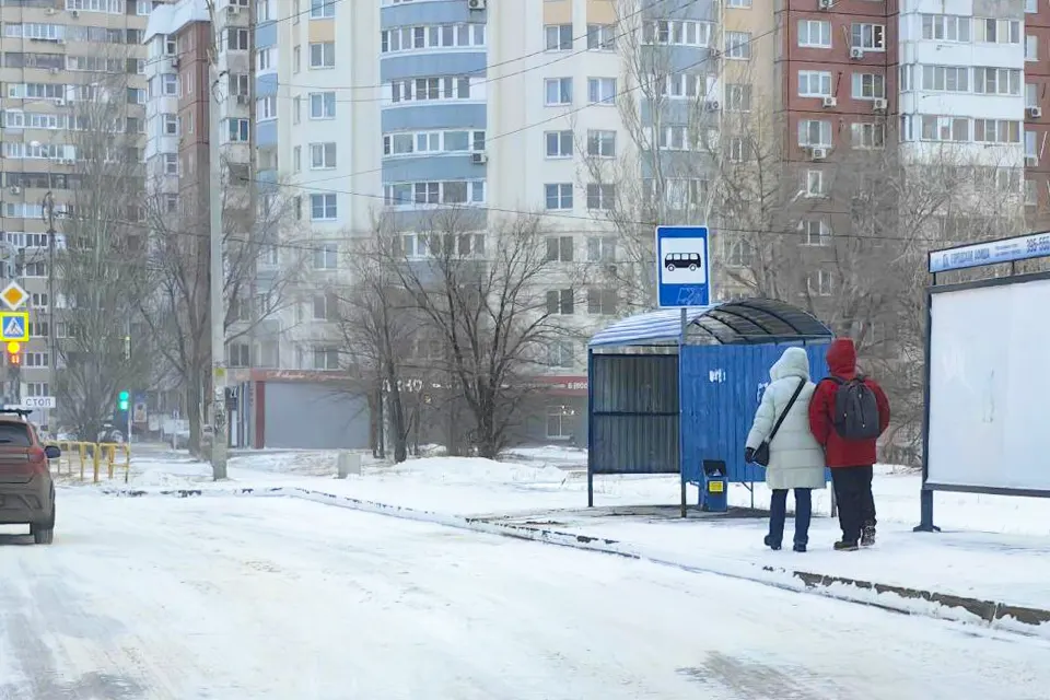 остановка люди снег расчищен люди на остановке зимой
