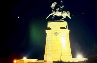 подсветка на памятнике Татищеву