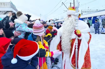 Дед Мороз на перроне вокзала