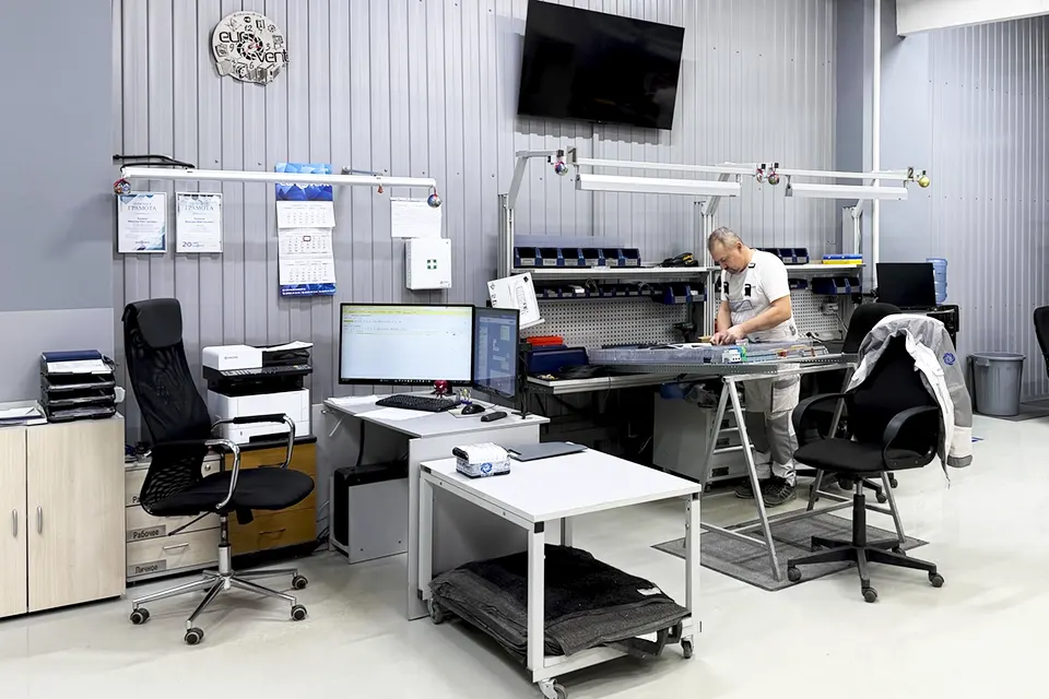 рабочее место сотрудника предприятия 